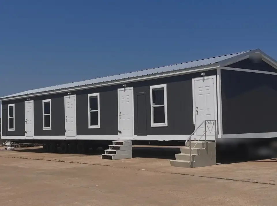 Single-section crew housing unit with multiple entry doors